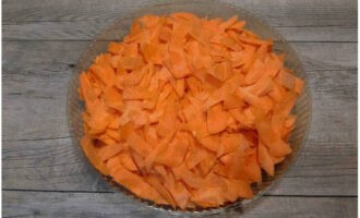 Pinutol namin ang mga karot sa maliliit na piraso, maaari mong lagyan ng rehas ang mga ito.