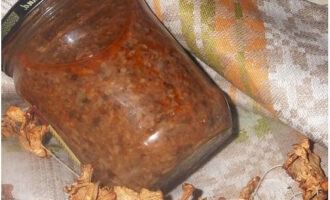 Champignonkaviaar van saffraanmelkdoppen is klaar voor de winter in potten. Op een koele plaats bewaren.