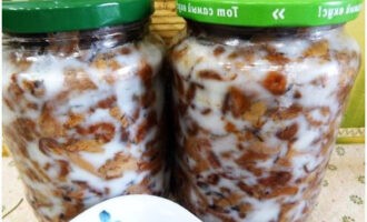 Gebakken champignons in potten zijn klaar voor de winter!