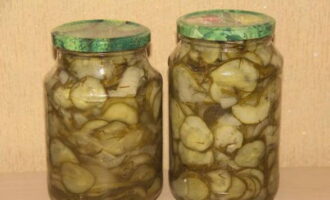 De om je vingers bij af te likken komkommersalade met uitjes is klaar voor de winter. Op een koele plaats bewaren.