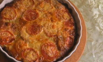 Laat de gebakken pizza een paar minuten in de pan liggen, zodat hij iets afkoelt en zijn vorm behoudt.