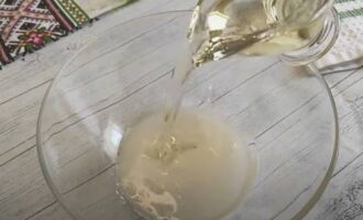 Sa isang hiwalay na mangkok, ihanda ang pag-atsara mula sa dami ng suka, asin, asukal at langis ng gulay na ipinahiwatig sa recipe.