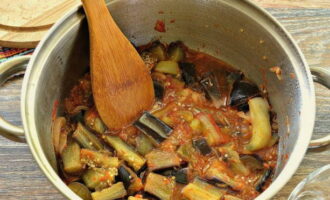 Meng de inhoud en laat onder het deksel op laag vuur sudderen. Na het koken 30 minuten laten sudderen. Voeg op het einde tafelazijn toe en meng.