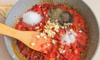 Adăugați sare, zahăr, condimente și usturoi tocat în masa de legume.