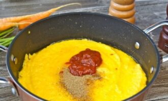 Voeg vervolgens de geraspte tomatenpuree, het zout en de suiker toe en laat nog een half uur koken.