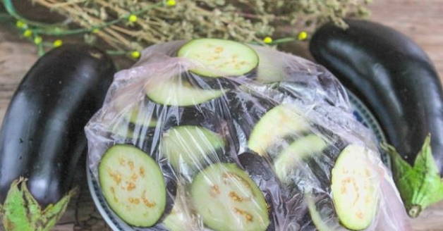 Paano i-freeze ang mga talong para sa taglamig sa freezer
