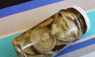 Suruburi cu suruburi sterilizate. Îl întindem pe o parte și îl înfășurăm într-o pătură caldă.