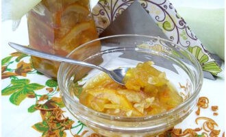Pagkatapos ng ikatlong pagluluto, ibuhos ang handa na zucchini jam na may orange sa malinis, tuyo na mga garapon para sa taglamig, isara ang mga takip nang mahigpit at, pagkatapos ng paglamig, ilipat sa imbakan sa basement o pantry. Nag-iiwan kami ng kaunting jam para matikman. Masarap at matagumpay na paghahanda!