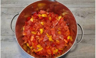 Ilagay ang mga kamatis at kampanilya sa isang kasirola na may makapal na ilalim. Magdagdag ng tomato sauce at ihalo. Pakuluan sa katamtamang init ng halos 25 minuto.