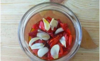 Đun nóng dầu ô liu trong lò vi sóng hoặc trên bếp nhưng không đun sôi. Rưới ớt với vài thìa dầu nóng.