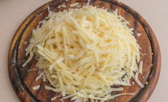 Treceți parmezanul printr-o răzătoare cu dinți medii.