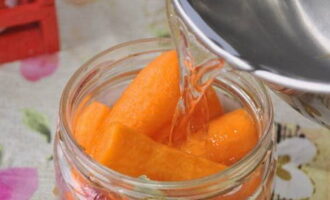 Maingat na ibuhos ang pagpuno upang ang garapon ay hindi pumutok.