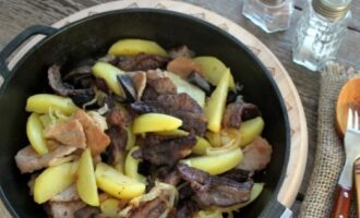 I en stekpanna värm två typer av kött, svamp och lök. Tillsätt klyftpotatis och håll i eld tills en karakteristisk skorpa bildas.