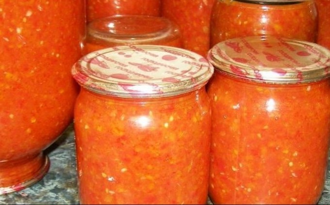 Adjika met appels en tomaten voor de winter