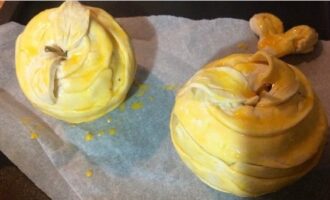 Leg de appels op een met bakpapier beklede bakplaat en bak 20-25 minuten op 200 graden.