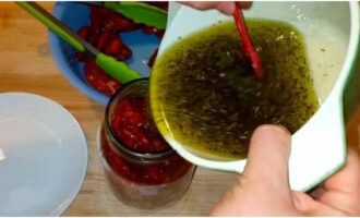 Aboqueu completament la barreja d'oli preparada sobre els tomàquets secs al sol. 