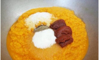Voeg zout, suiker, peper en tomatenpuree toe.
