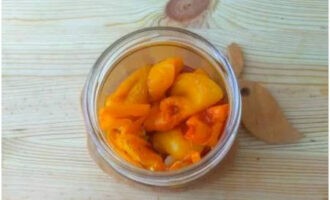 Đặt lớp ớt khô tiếp theo.