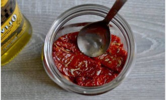 Kaya, pinupuno namin ang mga lalagyan ng salamin, pinatong ang mga ito ng mga halamang Provencal at pagbuhos ng langis ng oliba.