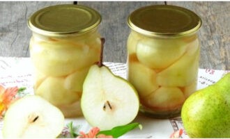 Rulam borcanele, le intoarcem cu susul in jos pentru a verifica etansitatea si le acoperim cu un prosop de sponga pana se racesc. Poftă bună!