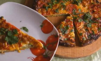 Voeg vervolgens rucola toe aan de ovengebakken courgettepizza met worst en tomaten, snij in porties en serveer als avondeten. Eet smakelijk!