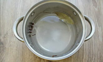 Prepareu la marinada. Dissoleu la sal i el sucre granulat en aigua bullint, afegiu-hi condiments i vinagre - afegiu-hi els bolets i deixeu-ho al foc durant 15 minuts més.
