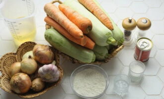 Klassieke winterpompoenkaviaar is heel gemakkelijk thuis te bereiden. Voor kaviaar is het niet nodig om jonge courgettes te gebruiken, overgroeide courgettes kunnen worden gebruikt. Maar in dit geval moet je de zaden en de dikke schil verwijderen.