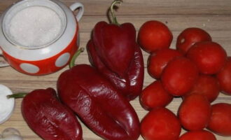 Napakadaling maghanda ng lecho mula sa mga paminta, kamatis at bawang para sa taglamig. Naghuhugas kami ng mga gulay upang maghanda ng lecho. Pakuluan ang mga kamatis at balatan ang mga ito.