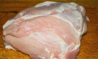 Tocănița în autoclavă este ușor de preparat acasă. Clătiți bine carnea de porc sub jet de apă și lăsați timp să se usuce.