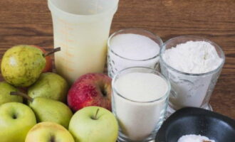 Làm thế nào để nướng một chiếc bánh táo số lượng lớn trong lò? Trước hết, đo lượng nguyên liệu khô cần thiết, rửa kỹ trái cây và để chúng khô.