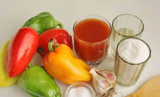 Paano maghanda ng bell pepper lecho na may tomato juice para sa taglamig? Upang mapabilis ang proseso at para sa iyong sariling kaginhawahan, ilatag ang lahat ng kailangan mo sa ibabaw ng trabaho.