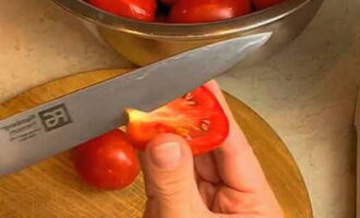 Tomatensaus maken van tomaten voor de winter is heel eenvoudig. Kies vlezige tomaten. We spoelen ze af, leggen ze op handdoeken en laten ze drogen. We snijden de stengels uit, nadat we de vruchten eerder doormidden hebben gesneden.