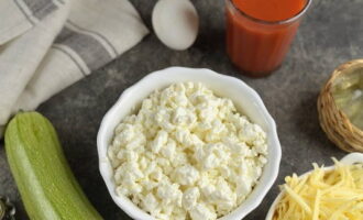 Rulourile de dovlecel la cuptor sunt ușor de preparat. Luăm toate ingredientele necesare. Spălăm bine dovlecelul, îl uscăm și, dacă este necesar, îndepărtam pielea.