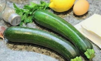 Ang mga zucchini pancake ay madaling ihanda sa oven. Inihahanda namin ang mga kinakailangang sangkap.Para sa mga pancake, inirerekumenda ko ang paggamit ng mga batang prutas. Agad na buksan ang oven upang magpainit. Itakda ang karaniwang temperatura sa 180°.