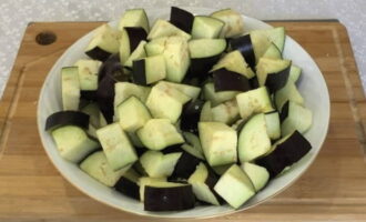 Cum să prepari o gustare delicioasă pentru iarnă? Vinetele le spalam bine sub apa si le taiem cubulete. Se sare, se amestecă și se lasă 30 de minute. Clătiți apoi cuburile de vinete sub apă. Acest lucru va elimina excesul de amărăciune din legume.
