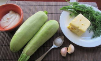 El carbassó amb formatge al forn és molt fàcil de preparar. Prepararem els productes necessaris segons la llista.