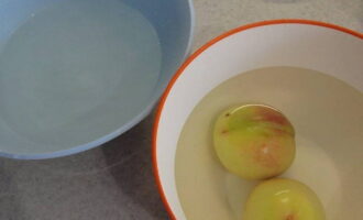 Placinta cu piersici la cuptor este rapid si usor de preparat. Spalam piersicile si le oparim in apa clocotita.