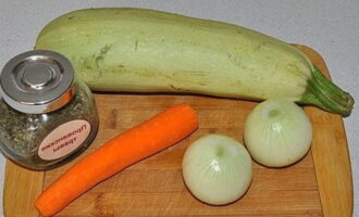 Supa de dovlecel după rețeta clasică este foarte ușor de preparat. Să pregătim toate ingredientele. Spalam legumele si, daca este cazul, le curatam de coaja.