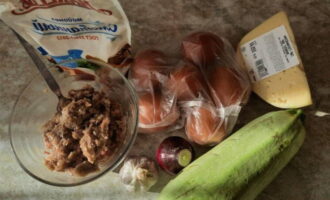 Hoe courgetteplakken met gehakt in de oven koken? Laten we de nodige ingrediënten bereiden.