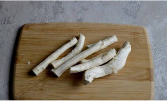 Paano maghanda ng malunggay para sa taglamig na may mga kamatis ayon sa klasikong recipe? Banlawan ang makatas na malunggay na ugat. Kuskusin gamit ang kutsilyo at banlawan.