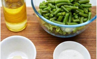 Gröna bönor i en stekpanna är väldigt lätta att förbereda. Vi förbereder ingredienserna till en enkel och smakrik maträtt.