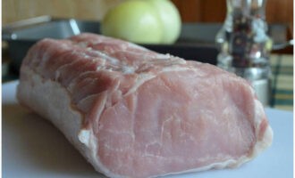 Escalope este foarte ușor de preparat. Clătiți și uscați carnea de porc.