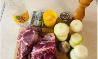 Kött i Kreml-stil tillagas mycket enkelt. Förbered nötkött och andra ingredienser. Vi skalar av det färgade lagret från lökarna.