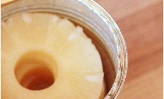 Az alkoholmentes Pina Colada nagyon könnyen elkészíthető. Miután kibontott egy konzerv ananászt, ürítse le a levét.