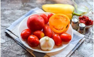 Com preparar una deliciosa salsa per a l'hivern? Rentar bé les verdures i deixar-les assecar.