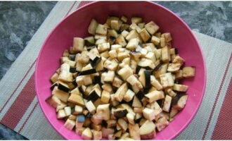 Trứng cá muối chiên trong chảo rất dễ chế biến. Cắt trái cây màu tím thành khối nhỏ, thêm muối và trộn - để yên trong khoảng 15 phút.