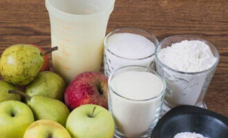 Pregătirea ingredientelor pentru plăcinta în vrac Trei pahare de mere la cuptor.Spălați bine fructele și lăsați să se usuce pe un prosop.