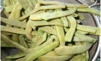 Ang green bean salad ay napakadaling ihanda. Lutuin ang beans hanggang kalahating luto at itapon sa isang colander. Hayaang maubos ang tubig.