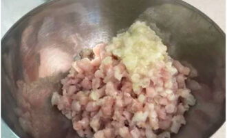 Kurze kan enkelt förberedas hemma. För köttfärs, mal kycklingen genom en köttkvarn. Vi bläddrar också igenom de skalade löken.