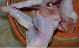 ซุปถั่วเขียวเตรียมง่ายมาก นำชิ้นส่วนไก่มาล้างใต้น้ำ วางในน้ำเดือดและปรุงหลังจากเดือดประมาณ 20 นาที